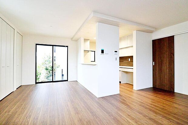 ☆Living Room☆
明るく開放感のあるリビング。対面式キッチンは、いつでもご家族を感じられる空間作りの重要ポイントになりそうです。
