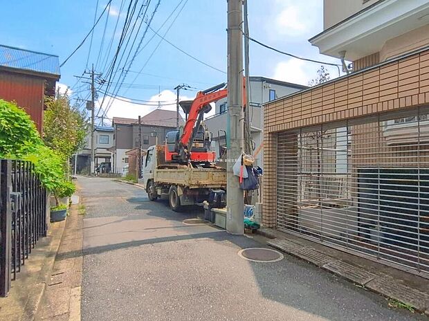 車通りの少ない前面道路　小さなお子様がいても安心です。