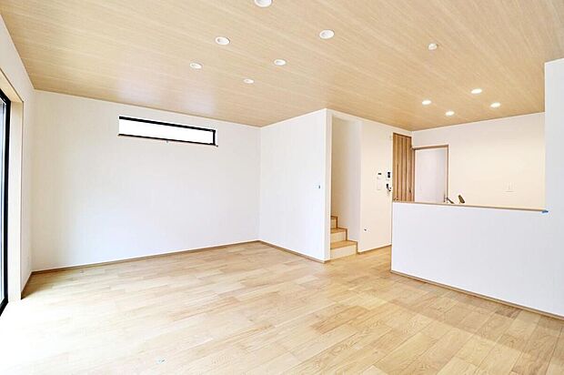 ～Living Room～明るく開放感のあるリビング。対面式キッチンは、いつでもご家族を感じられる空間作りの重要ポイントになりそうです。