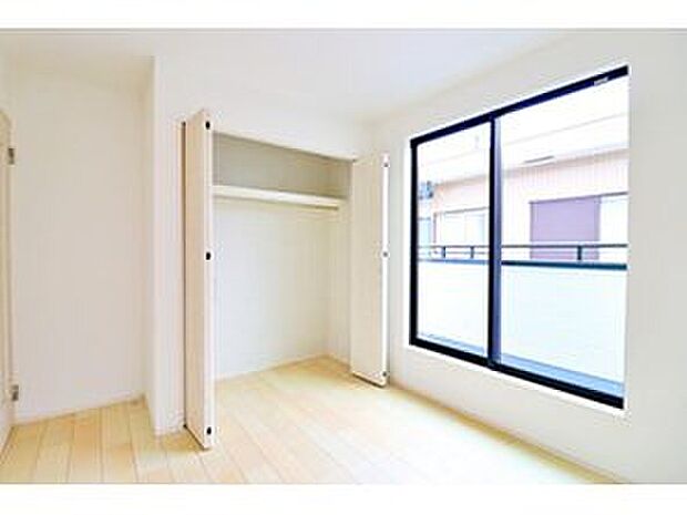~Private Room~
充分な広さの収納を備え、採光良好な洋室は、快適空間。プライベートの時間もゆったりお寛ぎ頂けそうです。