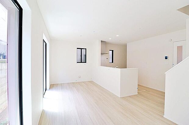 ~Living Room~
採光良好なリビングは、ご家族の憩いの空間。居心地の良い快適な安らぎの場所にもなりそうです。