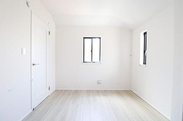 ~Private Room~
採光良好な明るい室内。木の温もりがやさしいフローリングは安らぎをもたらすプライベート空間。
