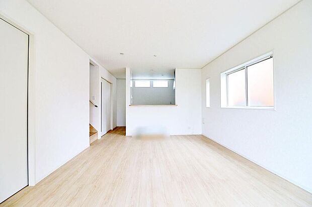 ~Living Room~明るく開放感のある17帖超リビング♪対面式キッチンは、いつでもご家族を感じられる空間作りの重要ポイントになりそうです。
