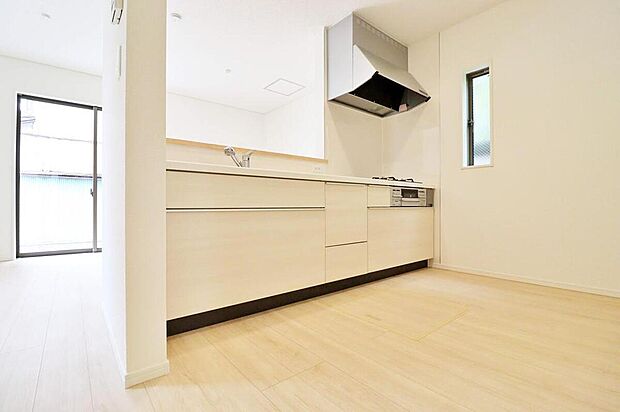 ~Kitchen~
ママさんに人気のある対面式キッチン♪お料理をしながら「今日どんなことがあったの?」も楽しみの一つです♪