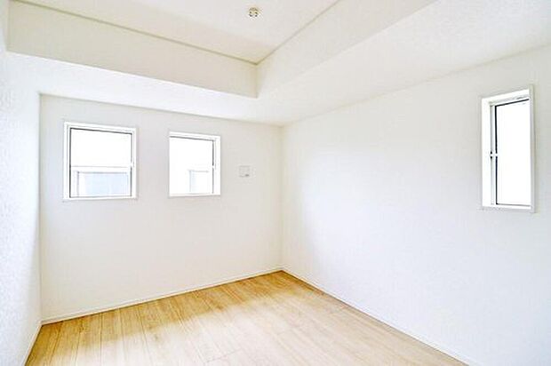 ~Private Room~
2面採光を確保した明るい室内は、風通しも良く、大変居心地の良い空間となっております。爽やかな風を感じて起きる朝は、快適生活の始まりに!