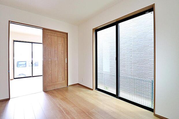 ~Private Room~
南向きの洋室は日当たり良好♪2面採光でたっぷりお日様を取り込めます♪