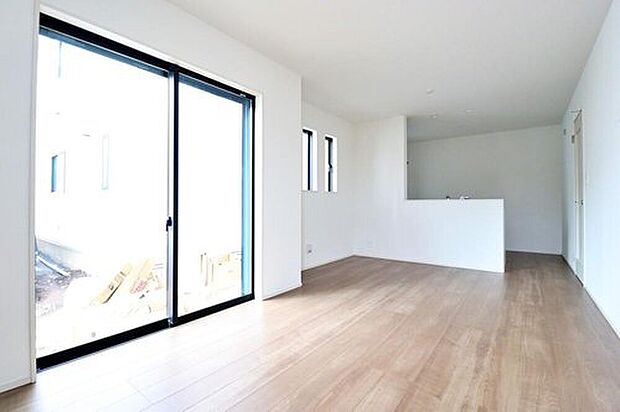 ~Living Room~
大きな窓のあるリビングは、陽光あふれる明るい空間です。居心地良く、ご家族皆がゆったり寛げる憩いの空間となりそうです。