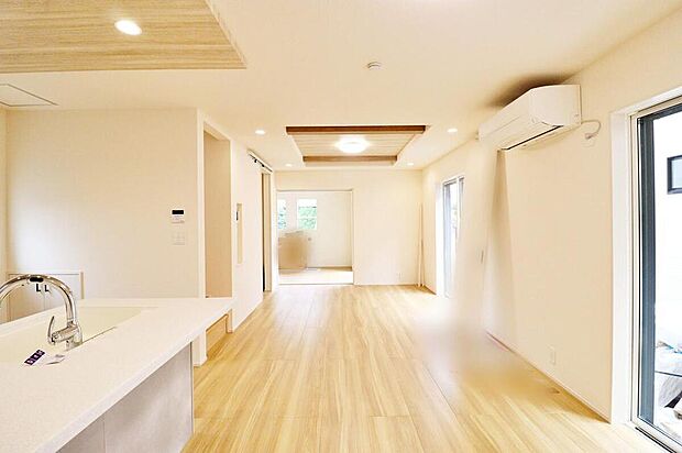 ☆Living Room☆
採光良好なリビングは、ご家族の憩いの空間。居心地の良い快適な安らぎの場所にもなりそうです。
