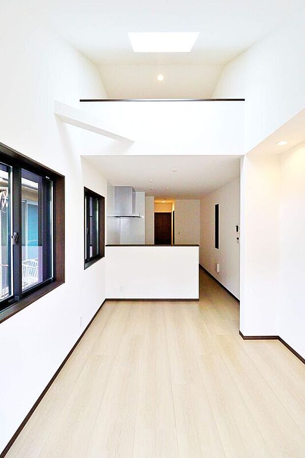 ~Living Room~
自然光に包まれたリビング。あふれる陽光の輝き、子どもたちの笑顔も光り輝いて見える。