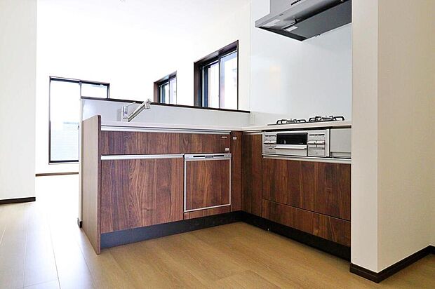 ~Kitchen~
食洗機付き、高級感漂うシステムキッチン♪収納力豊富で”見せるキッチン”の実現が可能に。いつもキレイにしておきたくなるキッチンです。