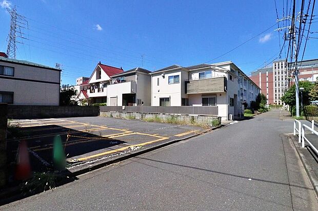 開放感のある前面道路♪お車の出し入れもスムーズです!