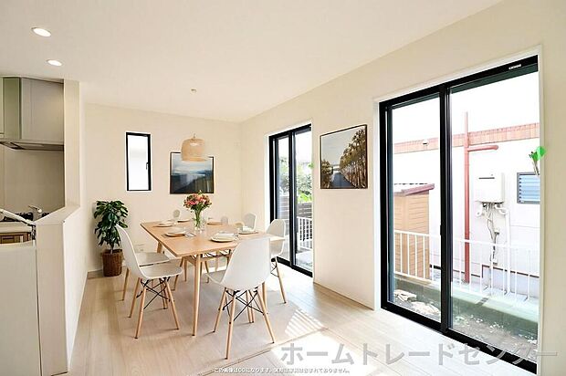 ～Living Room～採光良好なリビングは、ご家族の憩いの空間。居心地の良い快適な安らぎの場所にもなりそうです。