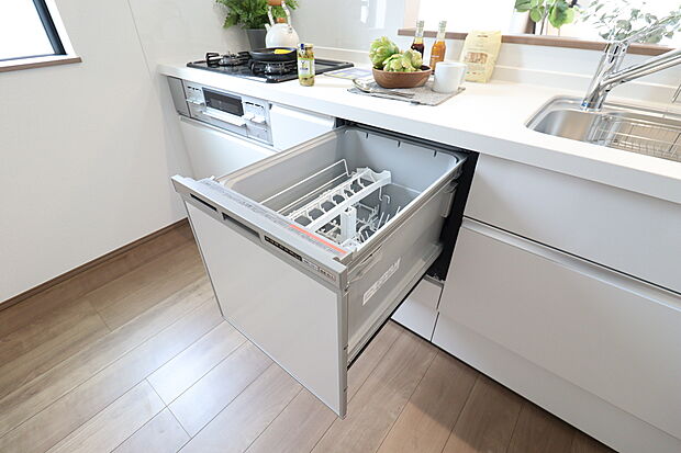 【【食器洗浄乾燥機】】忙しい奥様の味方、後片付けもラクラクなビルトイン食洗機付き。洗い終わった食器の水切りや乾燥としても便利です。
