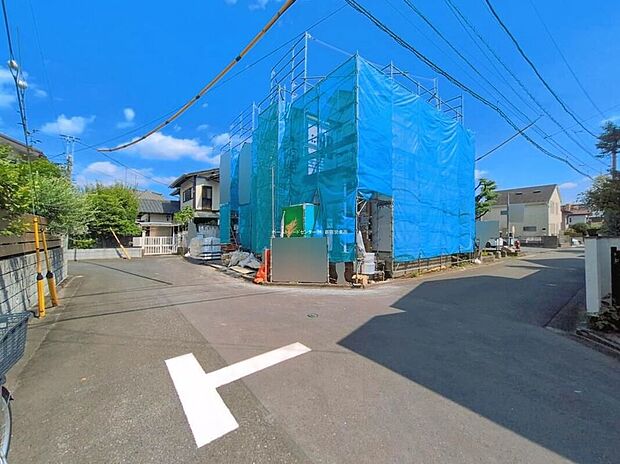 【前面道路含む現地写真】道幅の広い角地なので明るく開放感に溢れた好立地です！お車の出し入れもラクラク♪