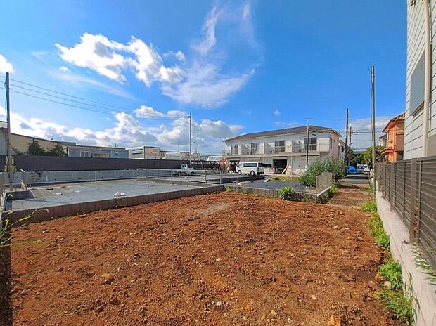 【前面道路含む現地写真】家族のニーズに合わせた多彩な間取りプラン　暮らしやすさを是非、現地でご体感ください。
