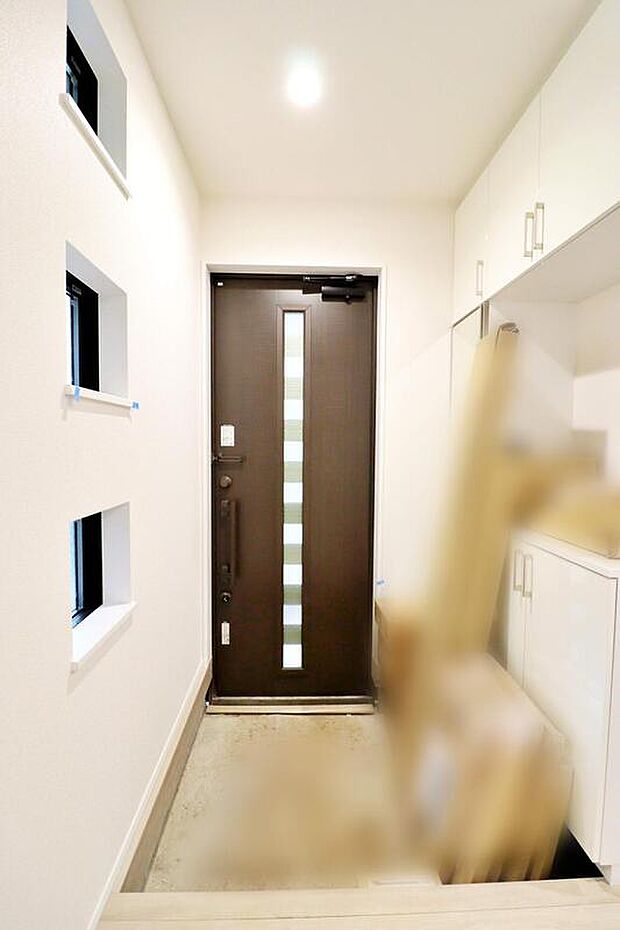【玄関】開放感のある広々とした玄関ホール♪温もり感じるフローリング仕様ですので、ご家族やお客様を温かく迎えてくれます。