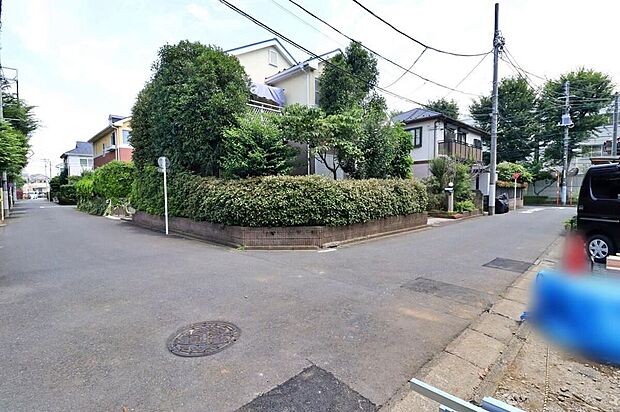 【前面道路含む現地写真】住環境良好な人気の低層住居専用地域です。周辺には、採光を遮る高層建築物がございませんので、空が広く大きく感じます。