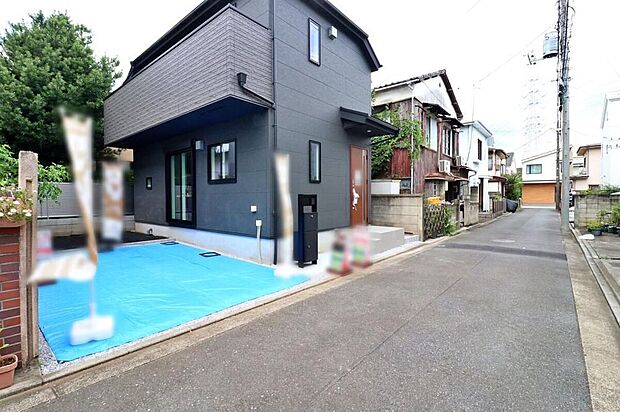 【前面道路含む現地写真】前面道路は車通りが多くないので、お車の出し入れもラクラクです♪