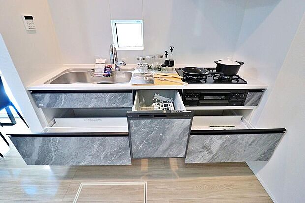 【【Kitchen】】豊富な収納力もございますので、キッチンスペースをスッキリとお使い頂けそう♪後片付けもラクラクな食洗機付。環境にもママの手にも優しいですね！