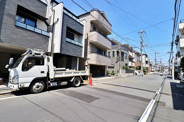【前面道路含む現地写真】前道が8ｍ以上あるので、車庫入れが苦手な方でも安心して入れられます。