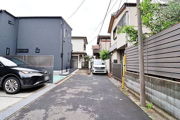 【前面道路含む現地写真】空が広く大きく感じる安らぎ溢れる住環境です。毎日、早く帰りたくなるお住まいになりそうです。
