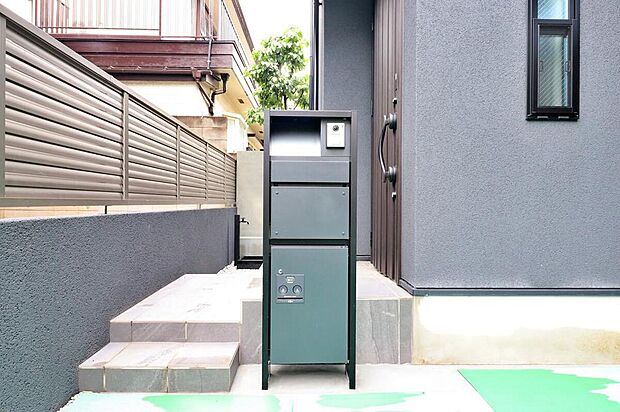 【玄関】宅配ボックスも完備しているので宅配便の受け取りを気にする煩わしさがありません。