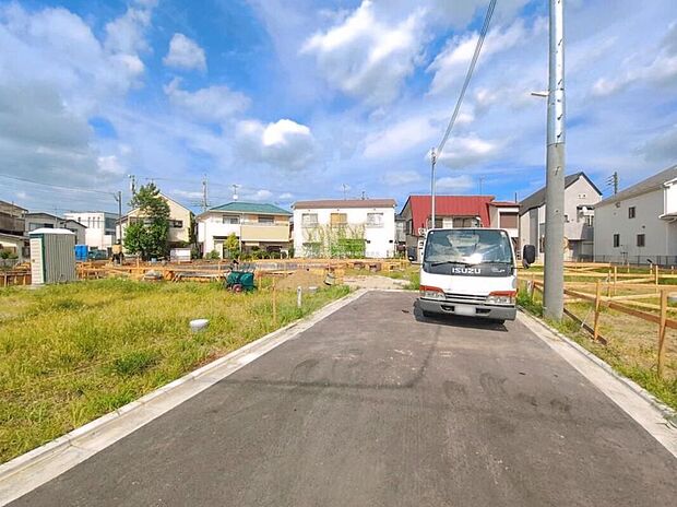 【前面道路含む現地写真】分譲地にはお子様のいるご家庭も多く、見守りながら子育て出来る環境です。