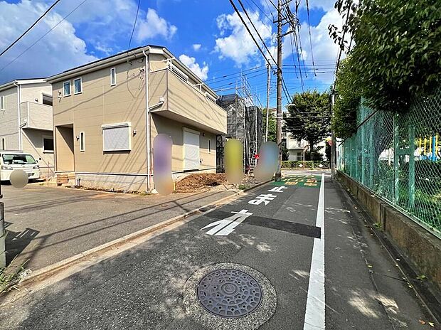 【前面道路含む現地写真】小学校徒歩2分♪子育て環境にはピッタリな落ち着いた雰囲気の閑静な住宅地。