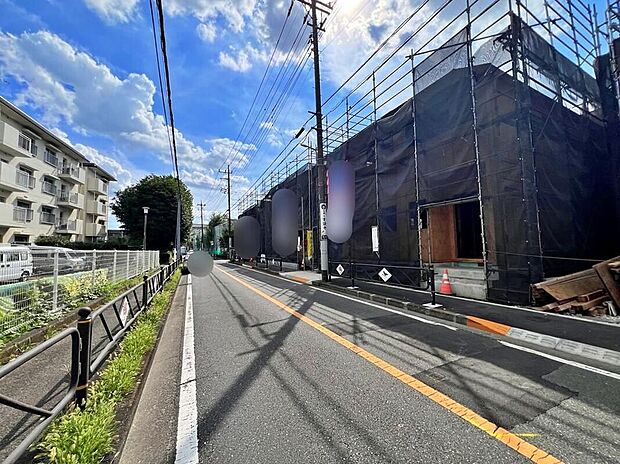 【前面道路含む現地写真】住人以外の車の進入も少なく、小さなお子様を持つご家庭にも安心。