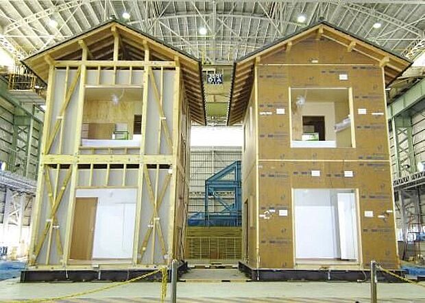 【震度7レベルの揺れにも倒壊しない強さを実証!】実物大の家屋を使った振動実験を実施しました。実験は、大型振動台の上に、「筋かい工法」と耐力面材「ダイライト」を施工した家屋を設置し、「阪神淡路大震災」と同じ振動を与えました。実験の結果、「ダイライト」は、震度7という極大地震の強い揺れにも倒壊せず、実際の住宅に施工した場合にも、優れた耐震性を発揮することが証明されました。