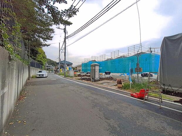【前面道路含む現地写真】陽当りの良い道路に面したお住まい。道路幅も広めで、開放感たっぷり♪