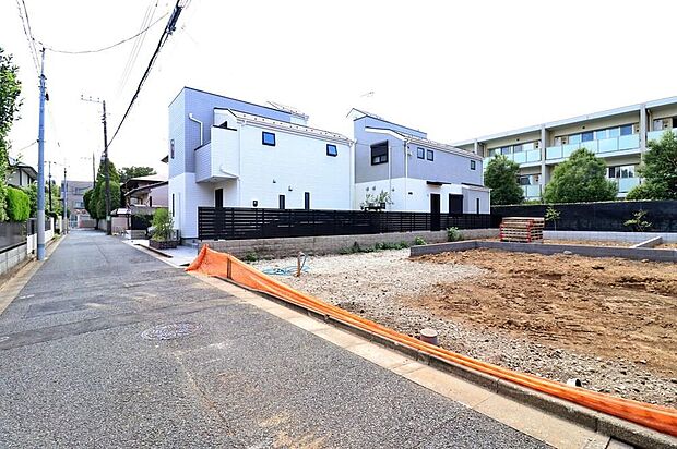 【前面道路含む現地写真】車通りの少ない前面道路　小さなお子様がいても安心です。