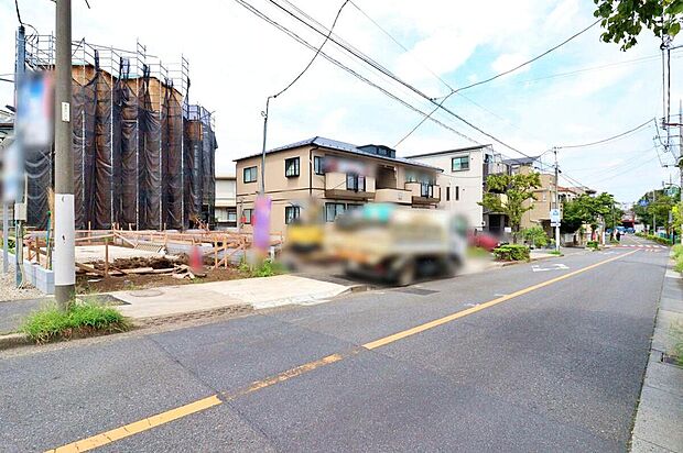 【前面道路含む現地写真】陽当りの良い南東道路に面したお住まい♪道路幅11mで開放感たっぷり♪