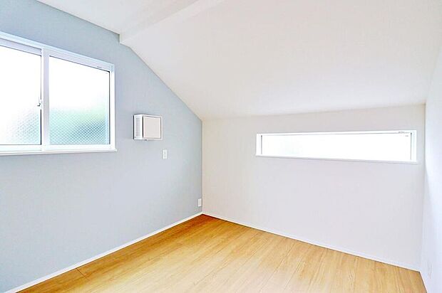 【【Room】】2面採光を確保した明るい室内は、風通しも良く、大変居心地の良い空間となっております。爽やかな風を感じて起きる朝は、快適生活の始まりに!
