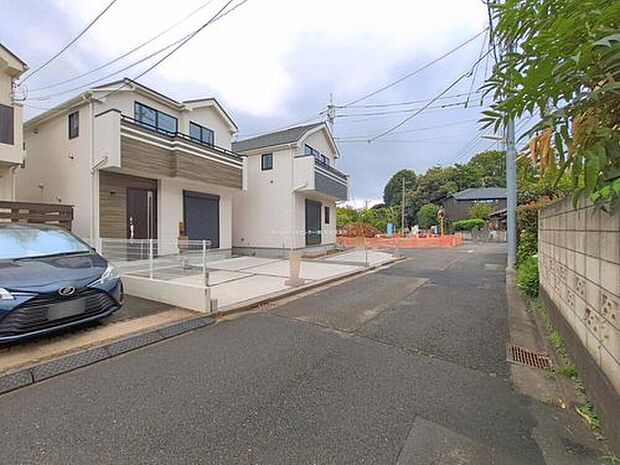 【前面道路含む現地写真】空が広く大きく感じる安らぎ溢れる住環境です。毎日、早く帰りたくなるお住まいになりそうです。