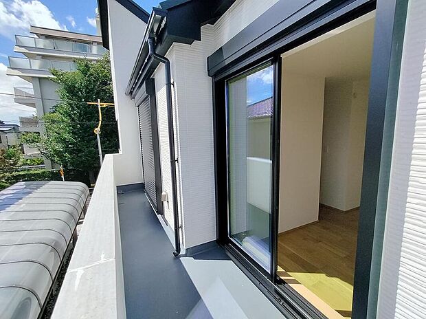 【バルコニー】2部屋から行き来できる南面バルコニー♪晴れた日にはたっぷりの洗濯物や布団を干せます!