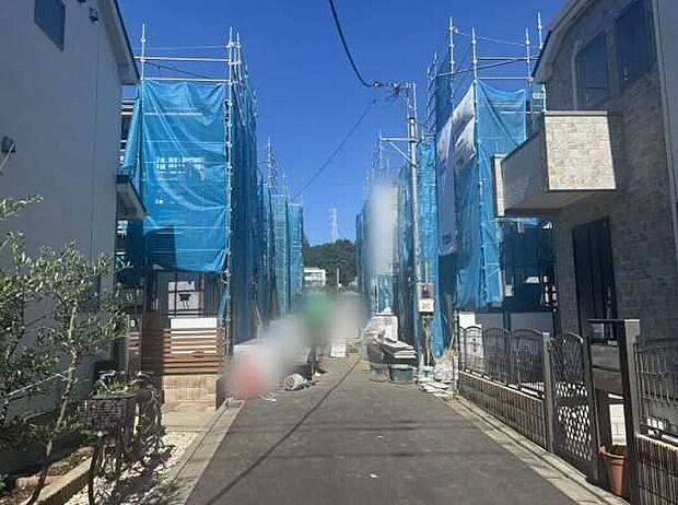 【前面道路含む現地写真】南道路につき陽当たり良好です!住人以外の車の進入も少なく、小さなお子様を持つご家庭にも安心♪