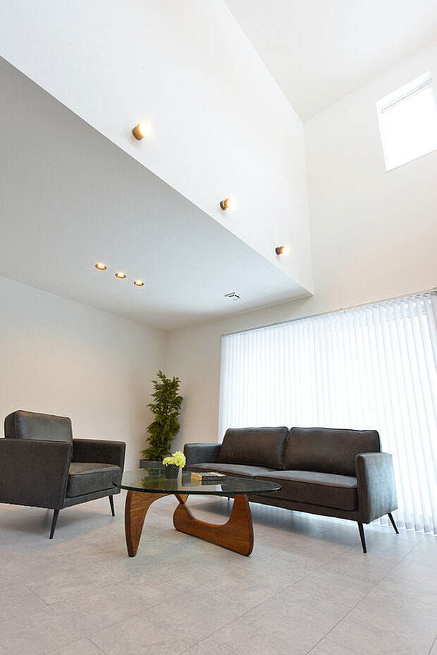 【吹き抜けリビング】20.5帖の広々LDKに吹き抜けが加わり、自然光がたっぷりと注ぐ開放的な空間。縦にも横にも広がりを感じられ、家族がのびのびと過ごせるリビングです。