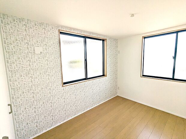 【居室】2階　洋間(2)　窓が2箇所あるので北側でも明るさを保たれております。