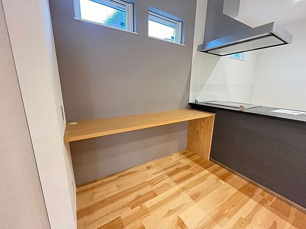 〈2号棟〉☆スタディカウンター☆お子様のリビング学習やパソコンスペースとしてご家族共有の便利なスペース♪