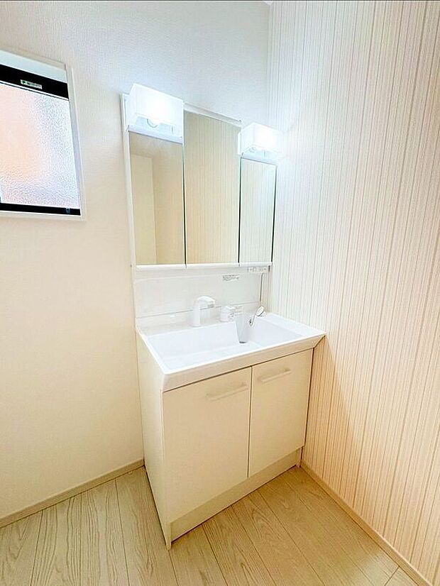 【洗面】鏡の裏が収納になっているので、洗面台周りもスッキリ片付きます♪