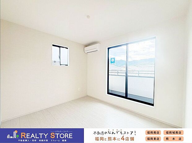 【室内】バルコニーに面した明るいお部屋♪