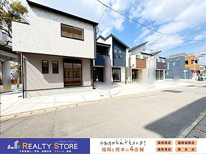 前面道路含む外観