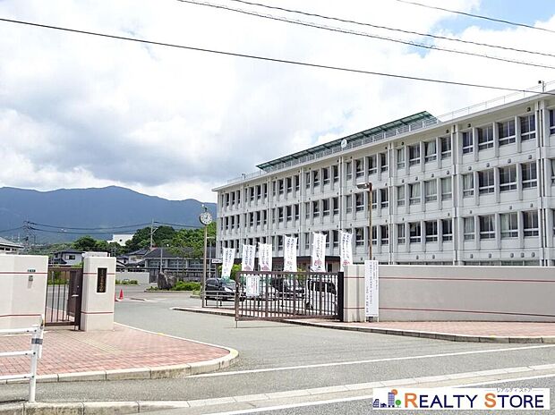 宇美町立宇美中学校(約1,300m)