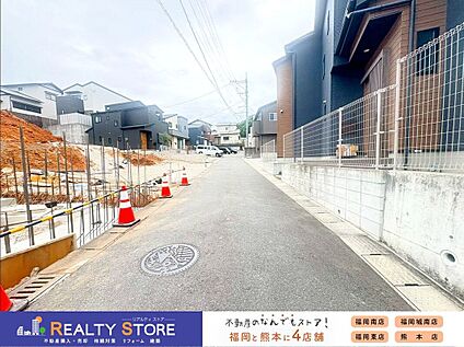 前面道路含む外観