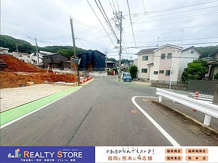 前面道路含む外観