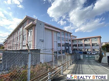 福岡市立東若久小学校 270m