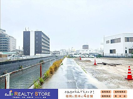 前面道路含む外観