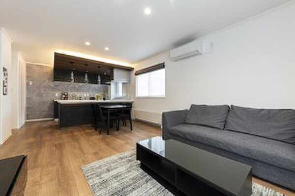 一直線型のLDK。家族間のコミュニケーションが取りやすい間取りです♪（2024年6月撮影）