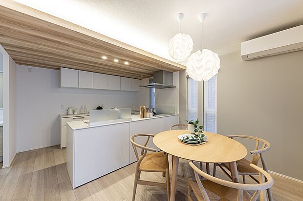 丸型ダイニングで囲う食事は、自然と会話が生まれ楽しいひとときに(2025年11月撮影)